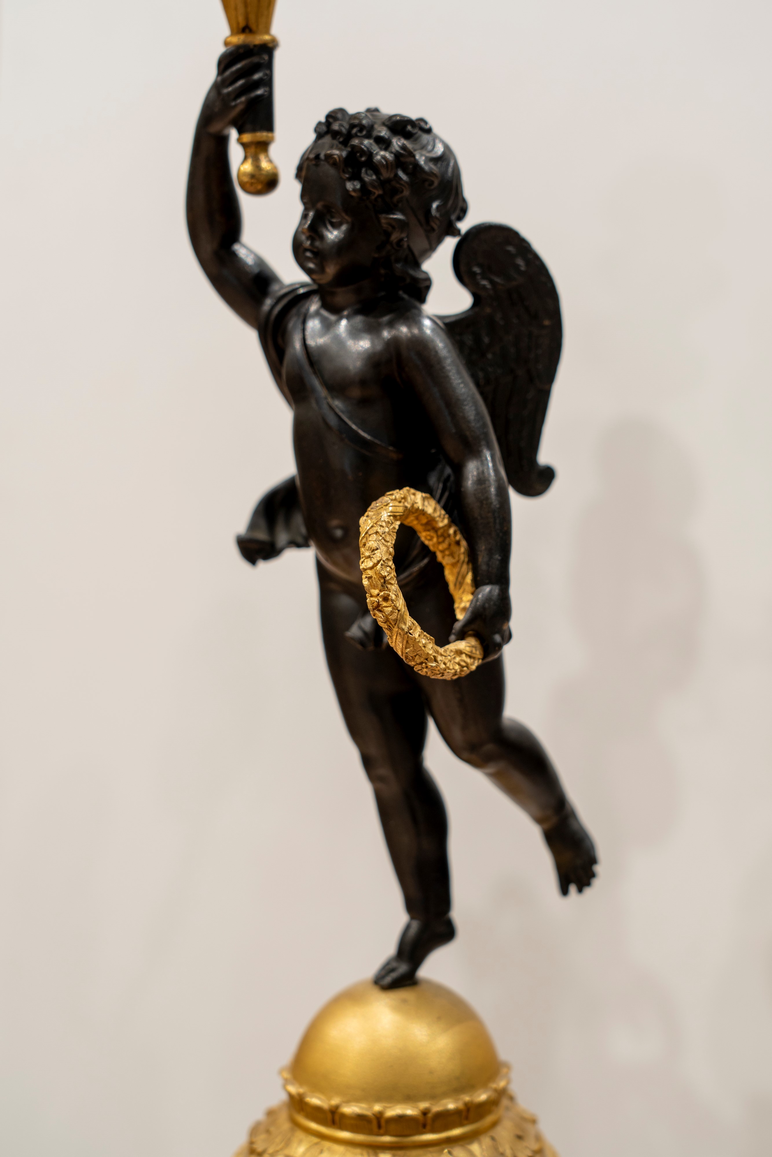 Coppia di candelabri a cinque luci in bronzo brunito e dorato, supportati da putto, Francia, prim...