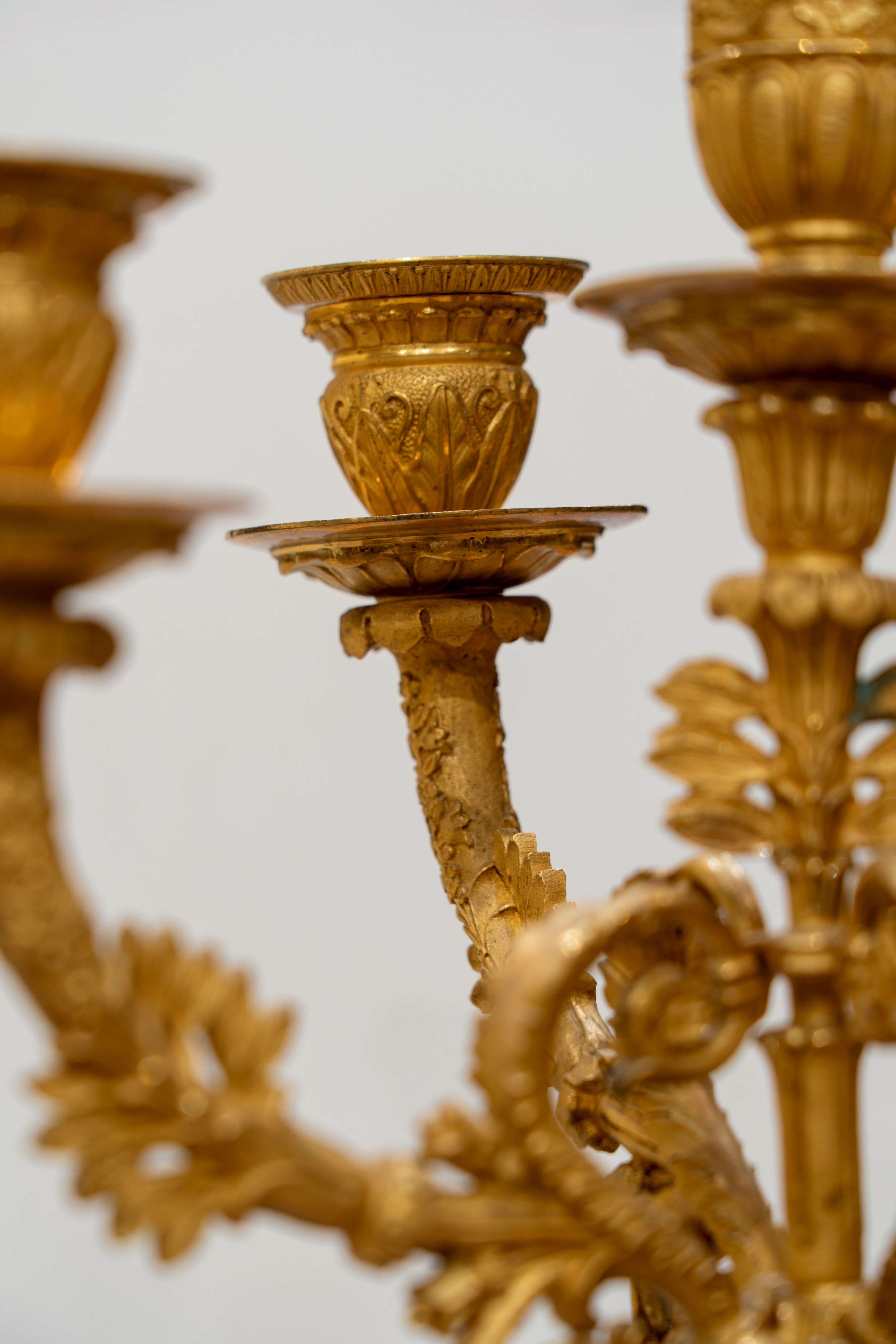 Coppia di candelabri a cinque luci in bronzo brunito e dorato, supportati da putto, Francia, prim...