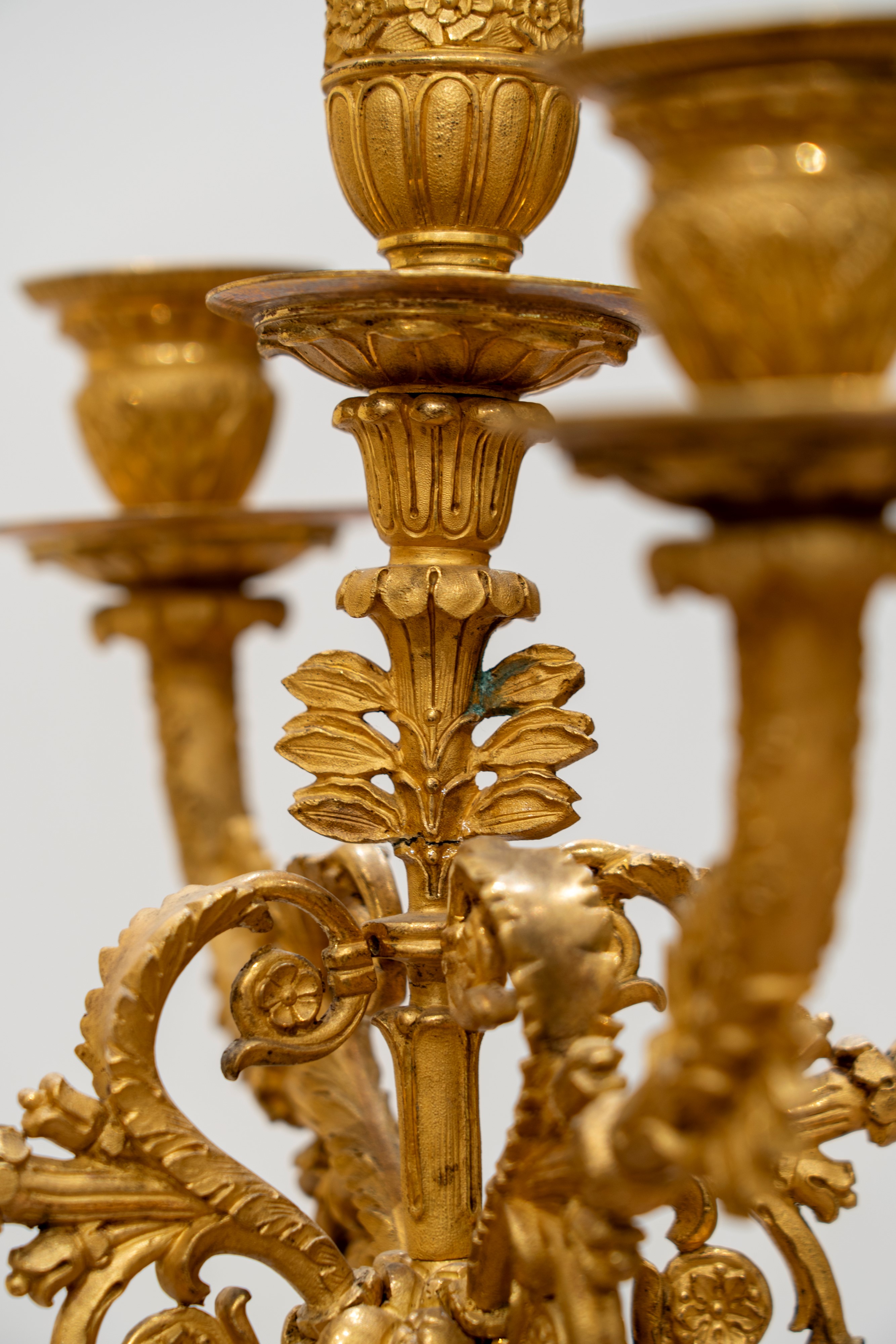 Coppia di candelabri a cinque luci in bronzo brunito e dorato, supportati da putto, Francia, prim...