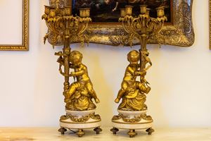 Coppia di candelabri a sei luci in bronzo e marmo bianco con sostegno a putti. Francia, fine secolo XIX