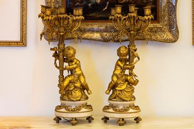 Coppia di candelabri a sei luci in bronzo e marmo bianco con sostegno a putti, Francia, fine seco...