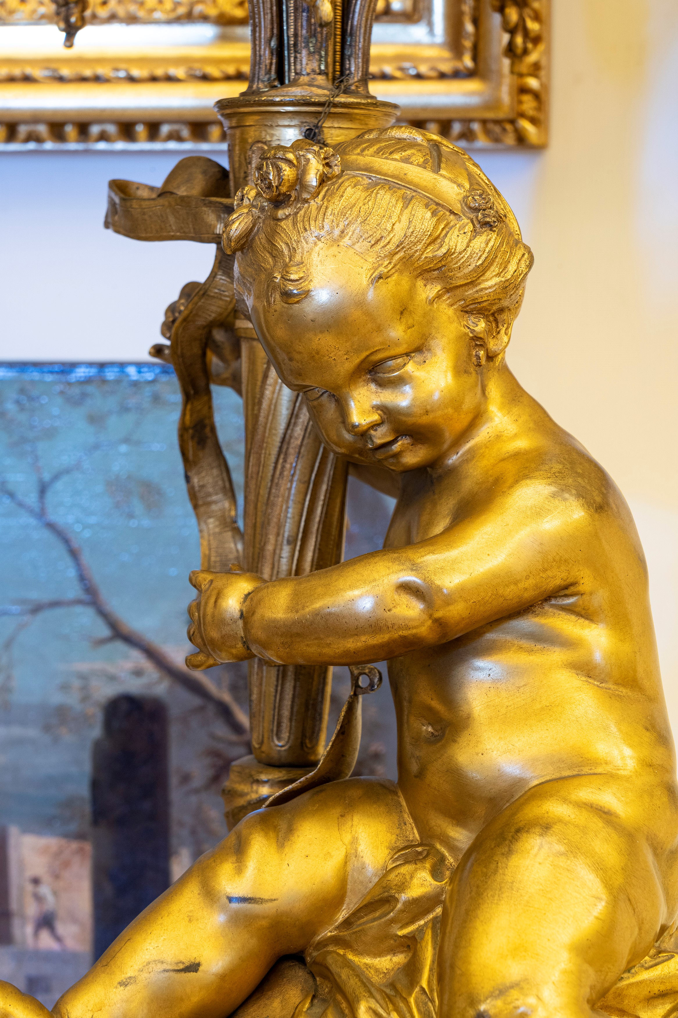 Coppia di candelabri a sei luci in bronzo e marmo bianco con sostegno a putti, Francia, fine seco...