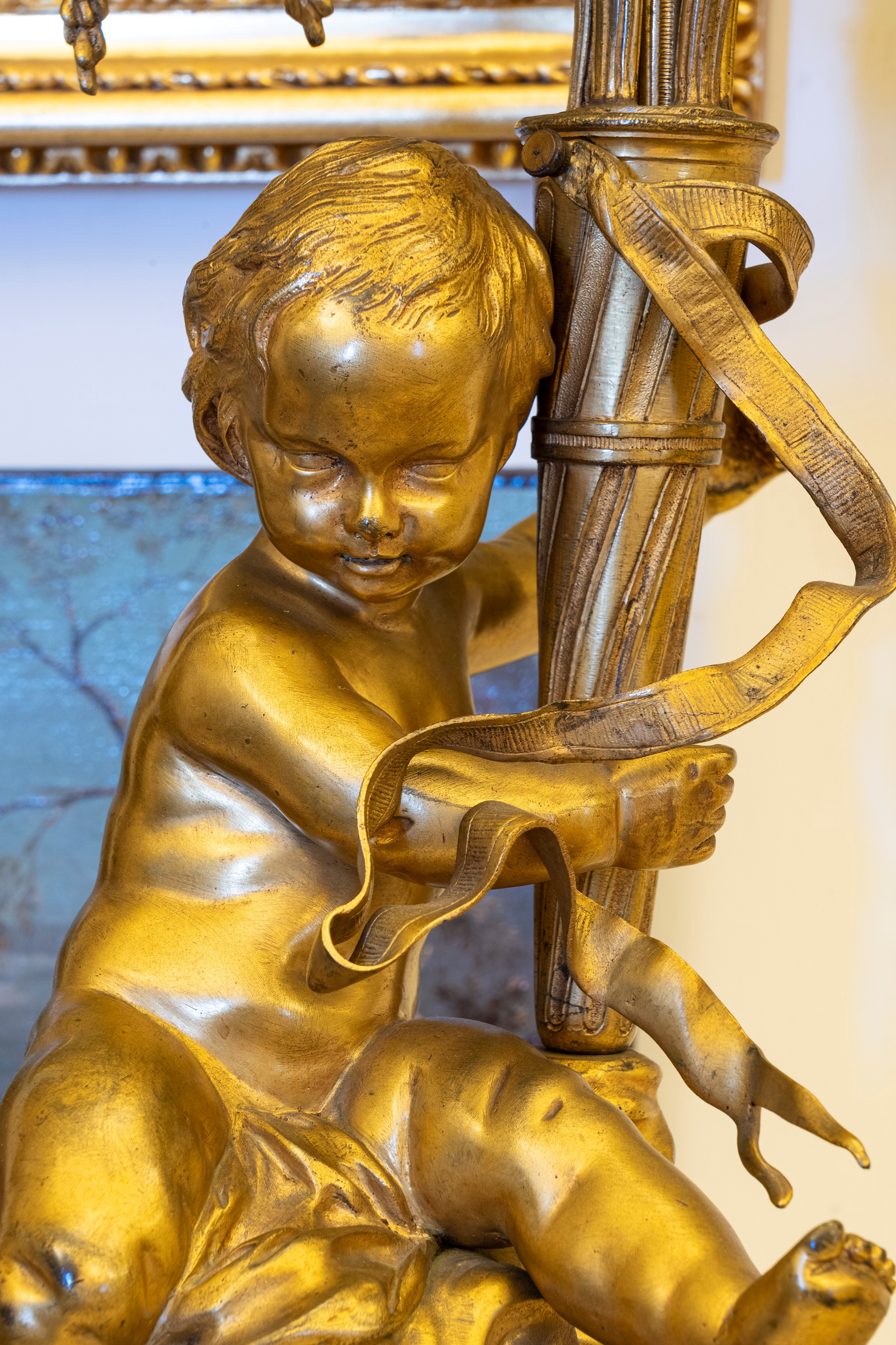 Coppia di candelabri a sei luci in bronzo e marmo bianco con sostegno a putti, Francia, fine seco...