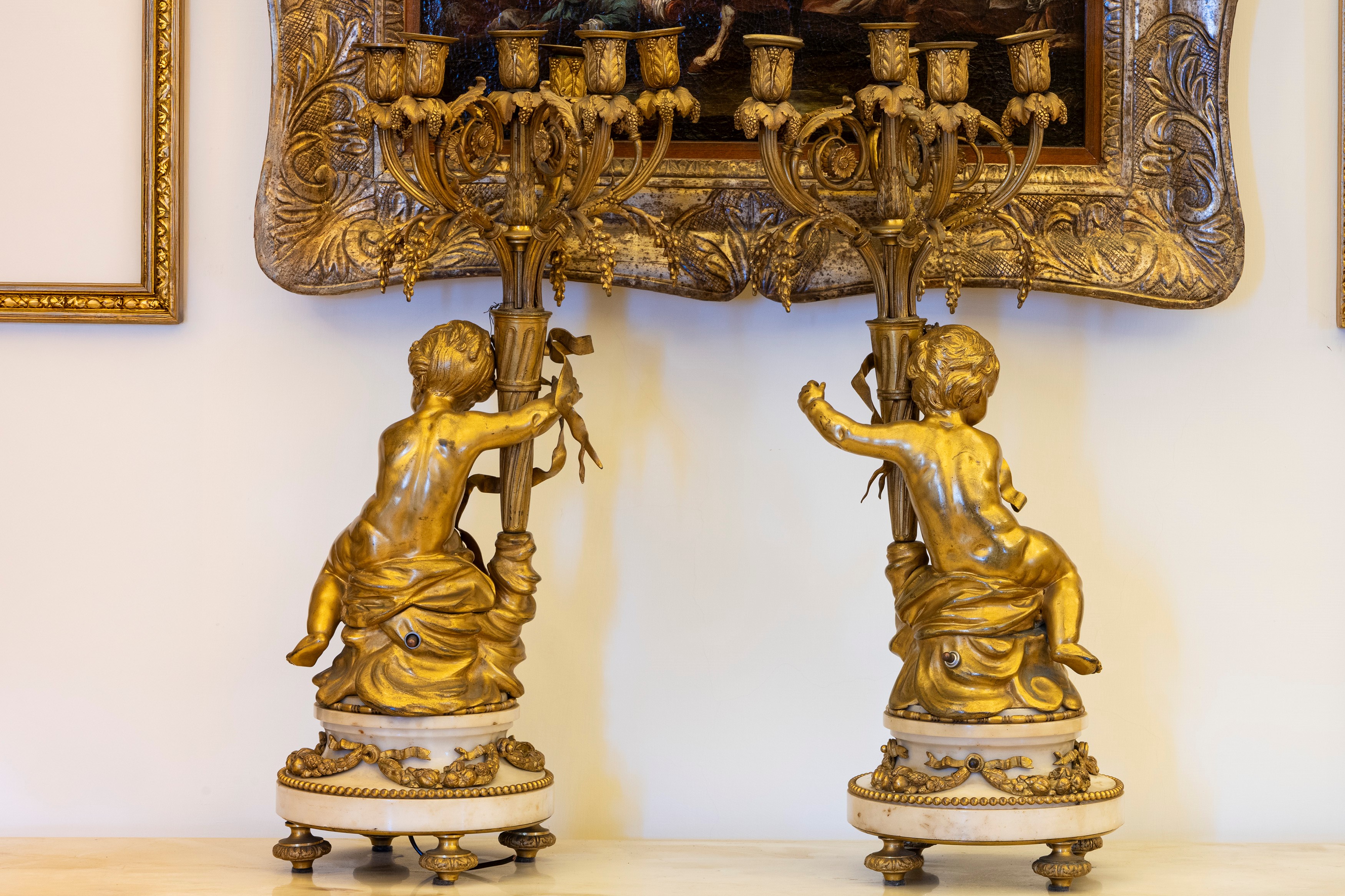 Coppia di candelabri a sei luci in bronzo e marmo bianco con sostegno a putti, Francia, fine seco...