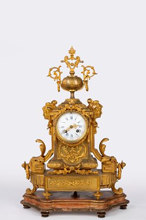 Pendola in bronzo dorato sormontata da vaso. Francia, fine secolo XIX 