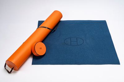 Evelyne, Tappetino da gioco in feltro di lana blu