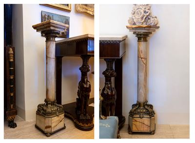 Due colonne in alabastro e bronzo dorato, cm 108 x 27 x 27 ciascuna