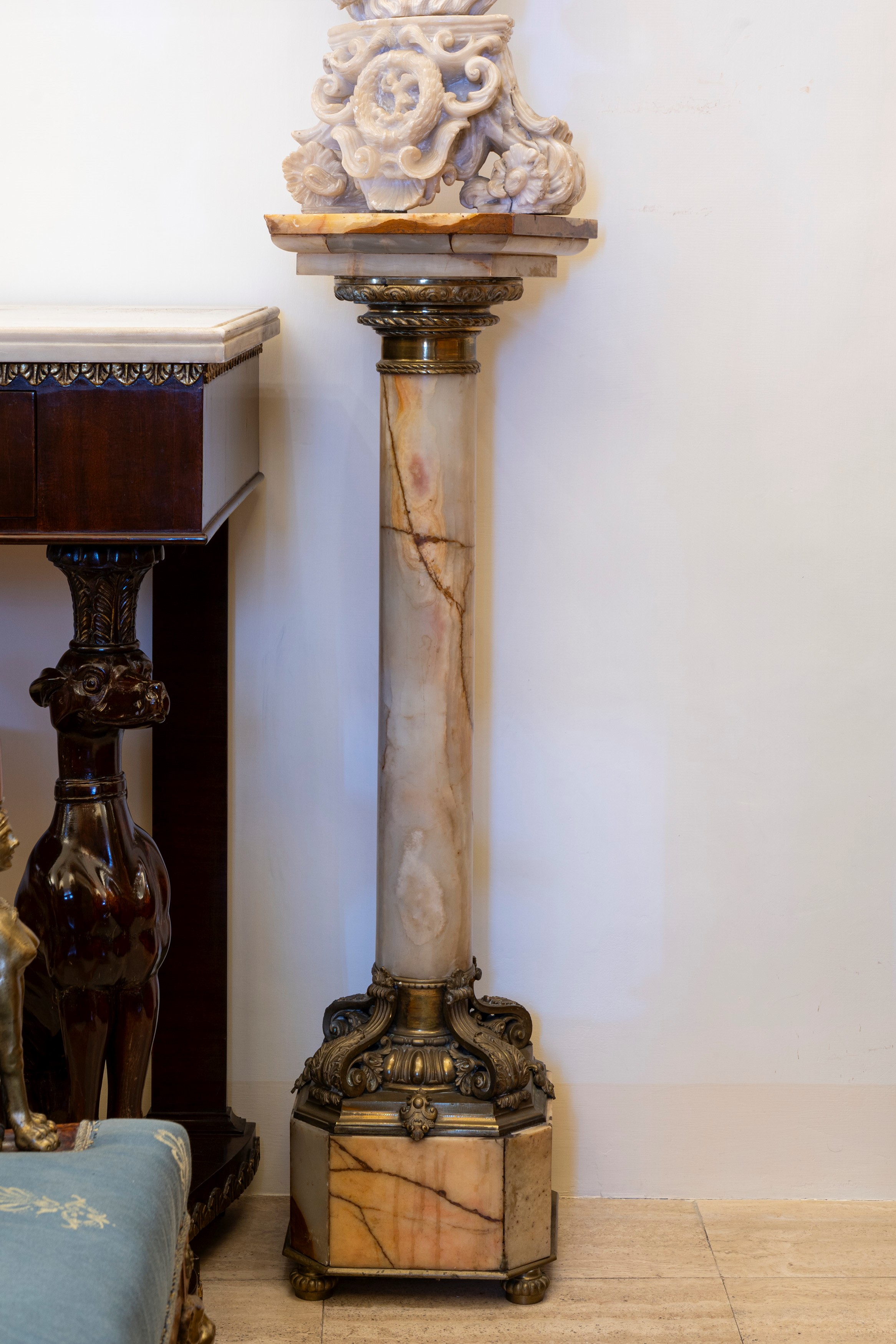 Due colonne in alabastro e bronzo dorato, cm 108 x 27 x 27 ciascuna