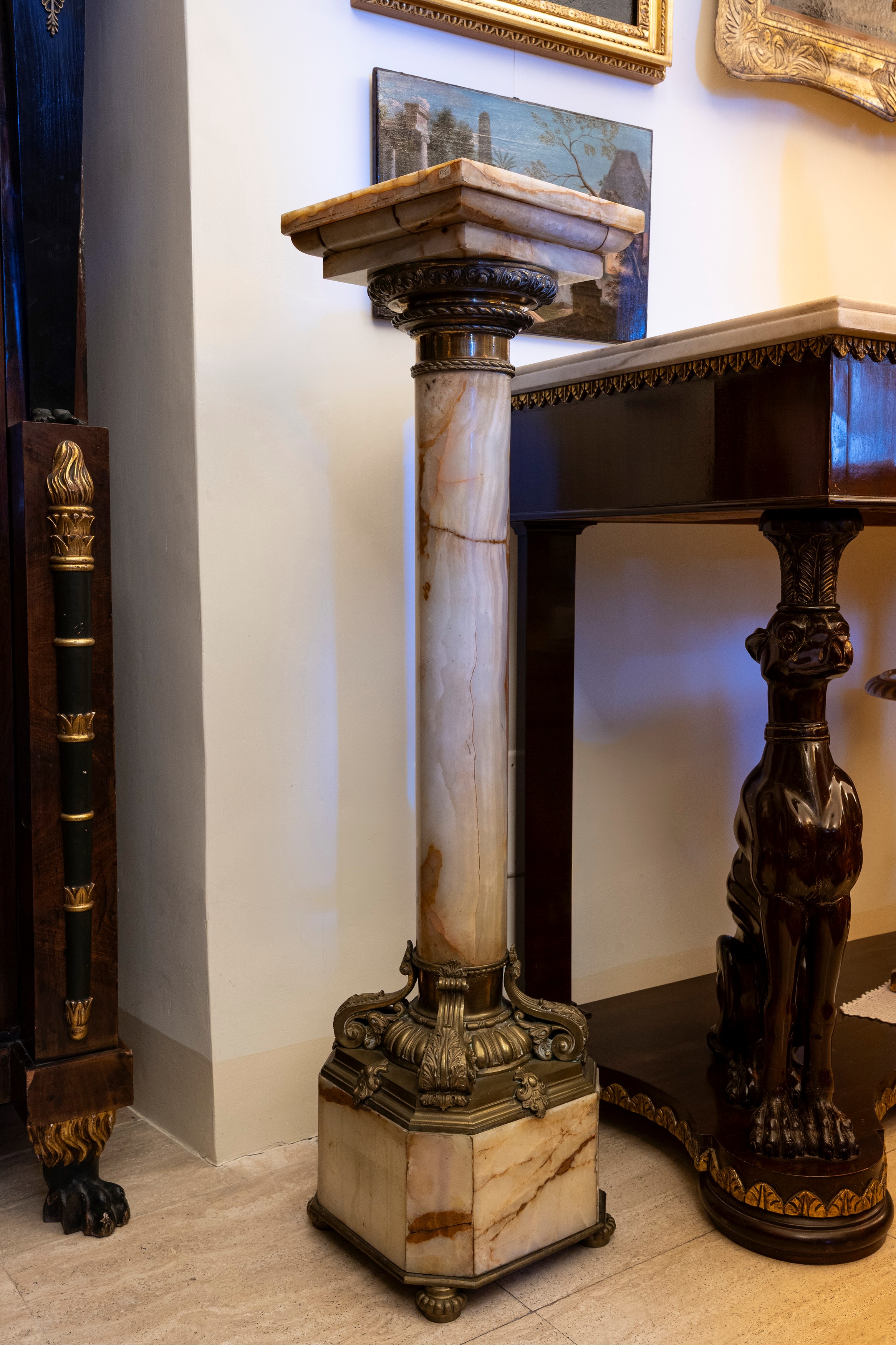 Due colonne in alabastro e bronzo dorato, cm 108 x 27 x 27 ciascuna
