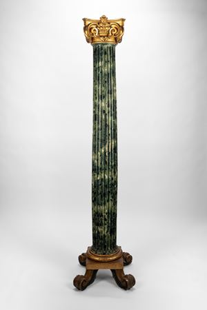 Colonna scanalata in legno laccato a finto marmo verde con capitello ionico in legno intagliato e dorato. Secolo XIX