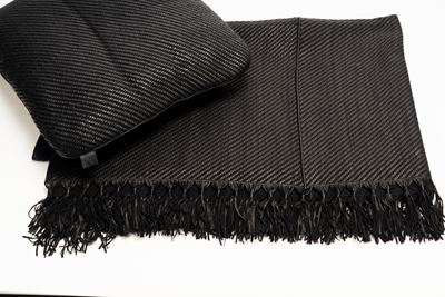 Lotto tessile, coperta e cuscino in lana, mohair e pelle nera con frange