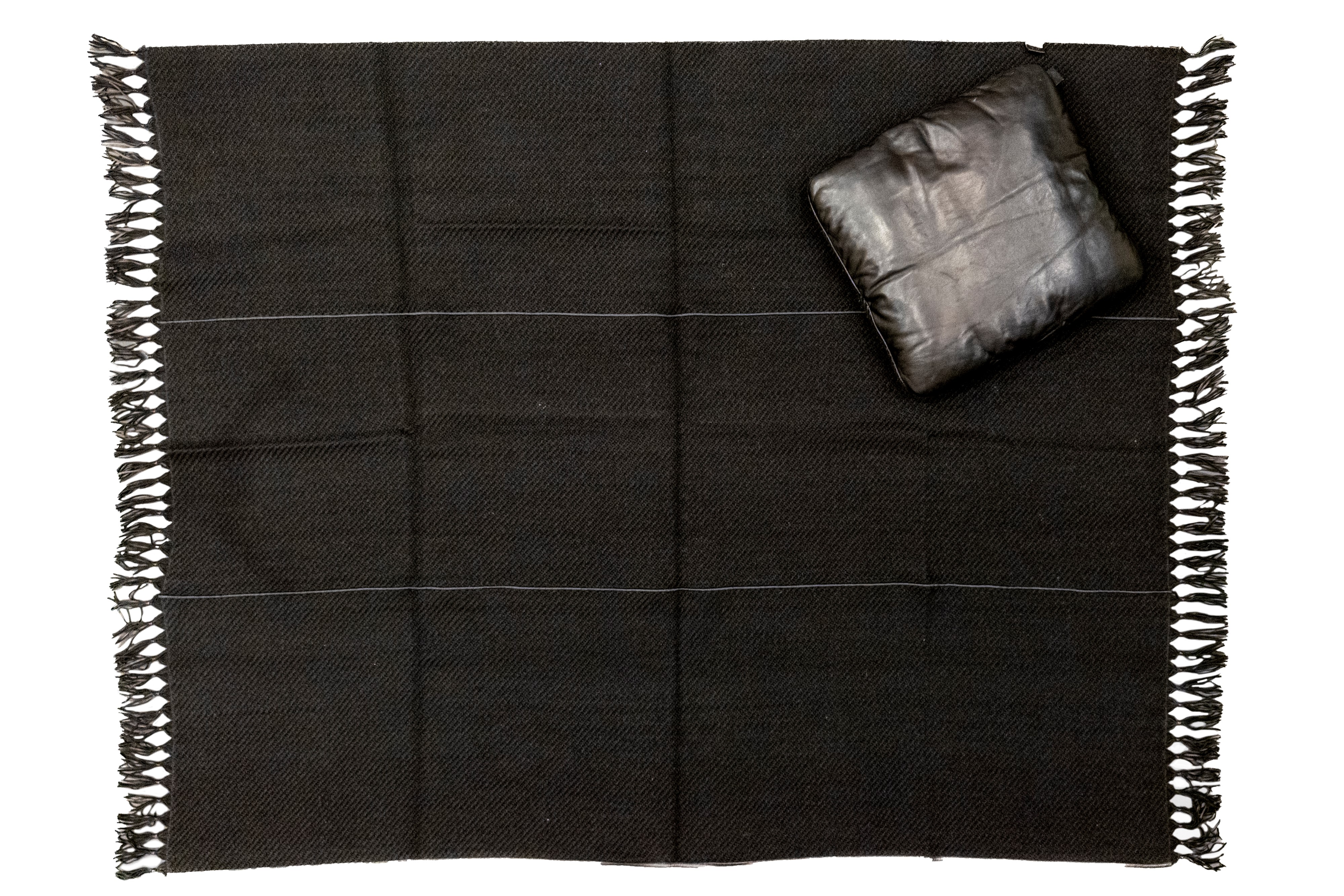 Hermès - Lotto tessile, coperta e cuscino in lana, mohair e pelle nera con frange