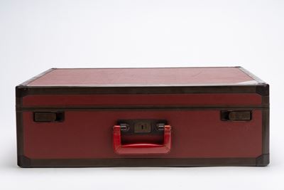 Challenge Line 2 — Valigia rigida in pelle (burgundy), con interno beige e dettagli in ottone
