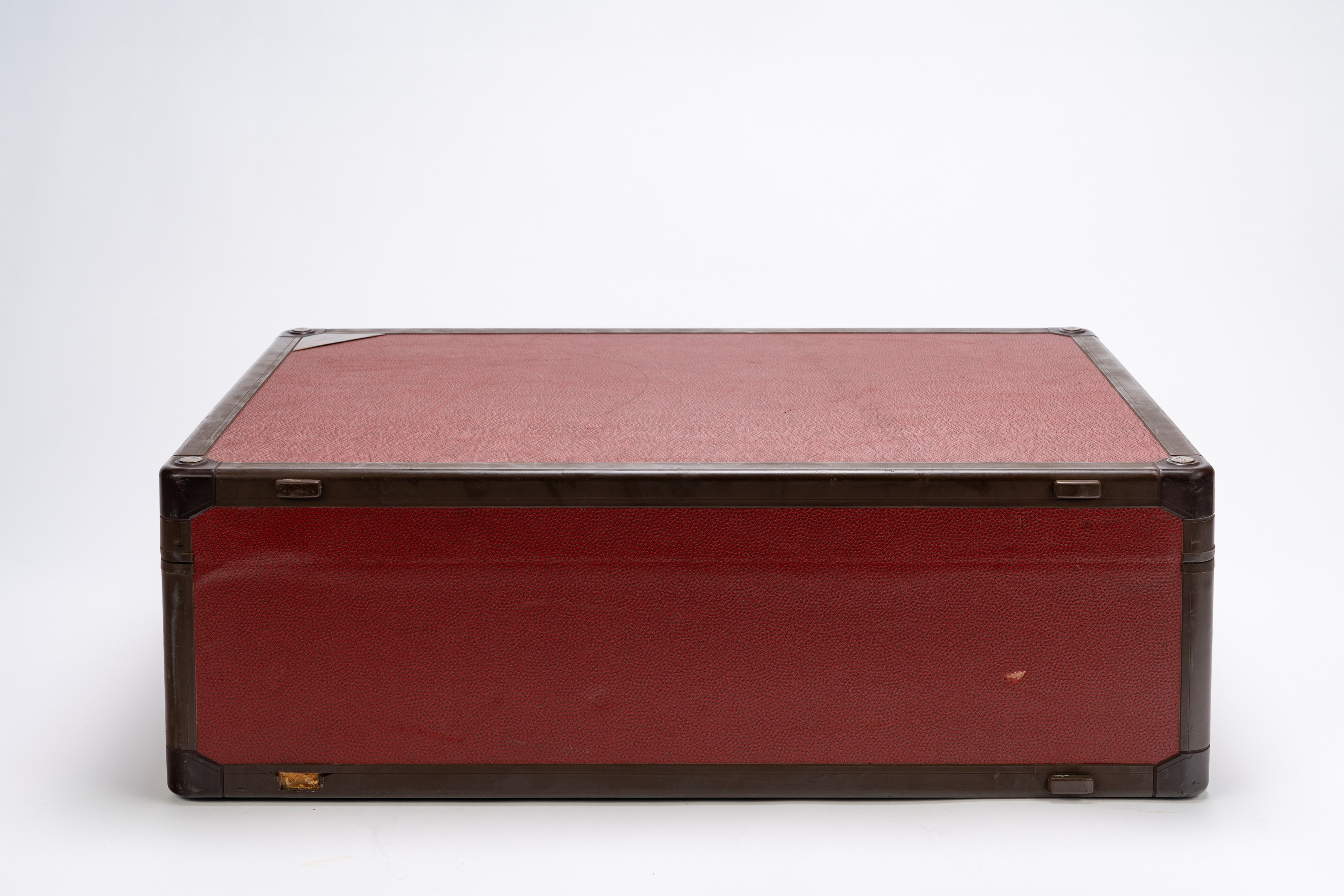 Louis Vuitton - Challenge Line 2 — Valigia rigida in pelle (burgundy), con interno beige e dettag...