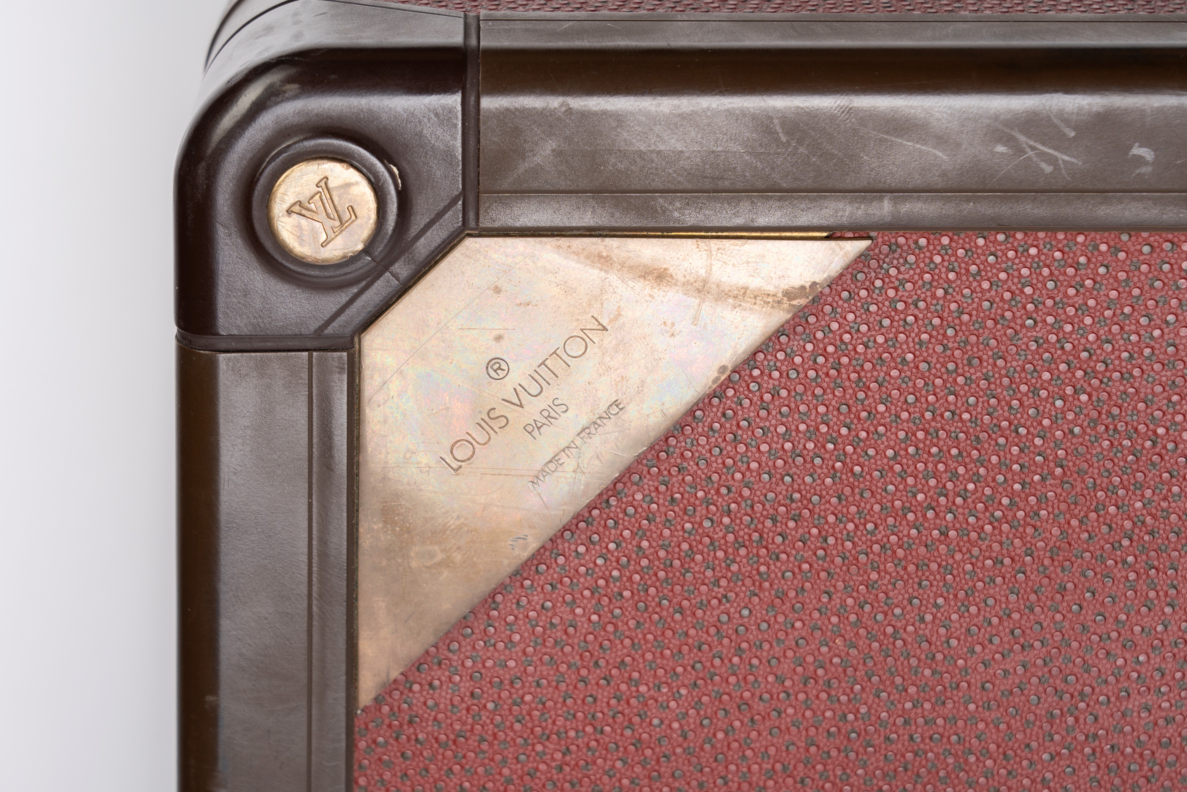 Louis Vuitton - Challenge Line 2 — Valigia rigida in pelle (burgundy), con interno beige e dettag...