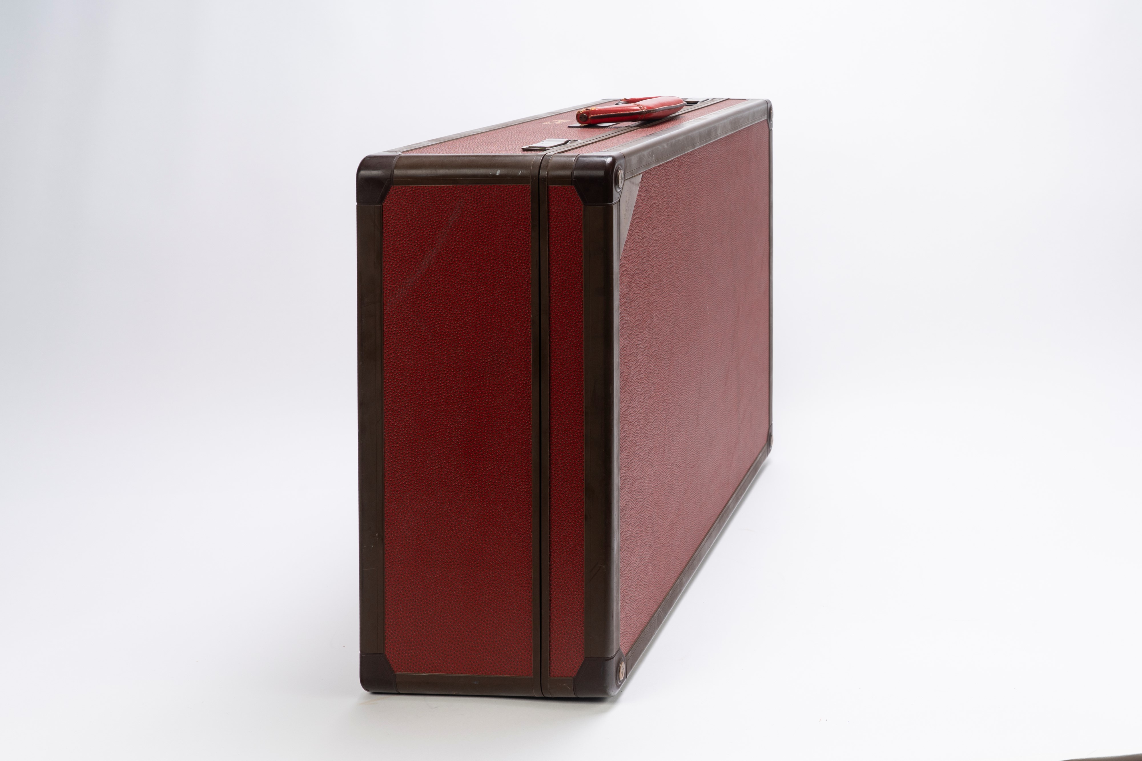 Louis Vuitton - Challenge Line 2 — Valigia rigida in pelle (burgundy), con interno beige e dettag...