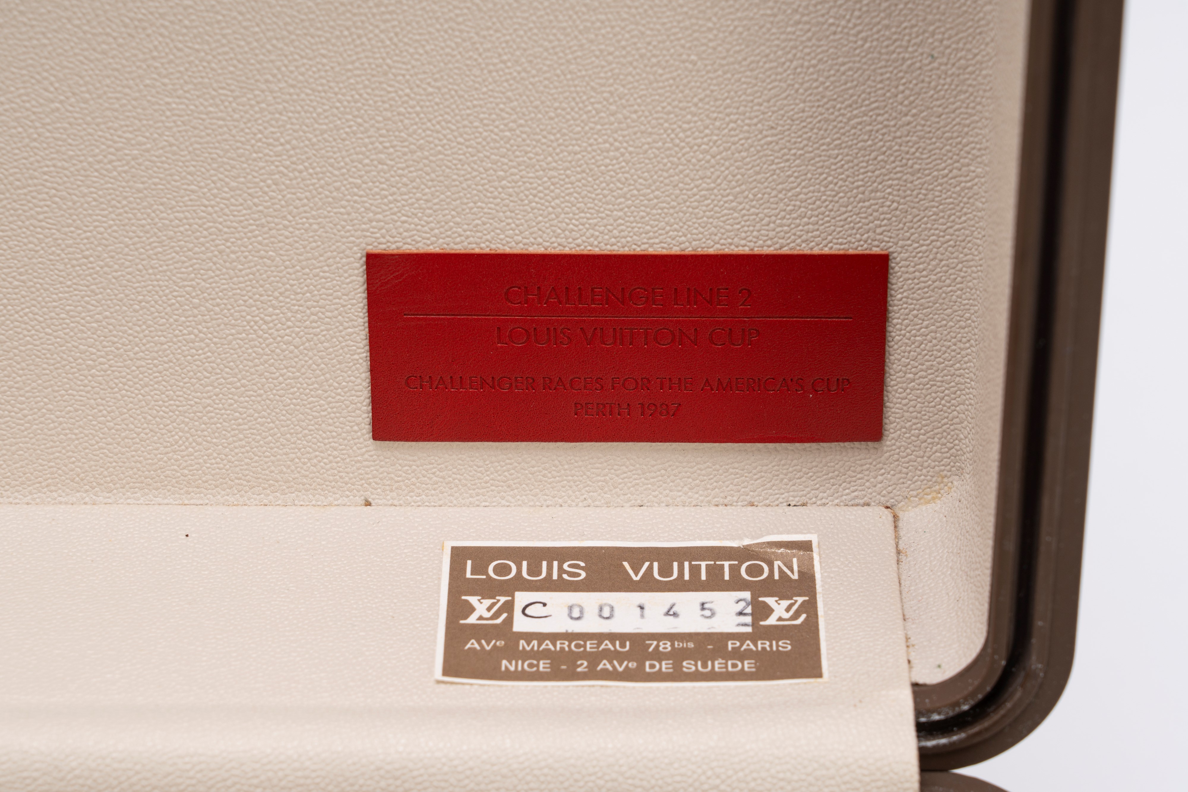 Louis Vuitton - Challenge Line 2 — Valigia rigida in pelle (burgundy), con interno beige e dettag...
