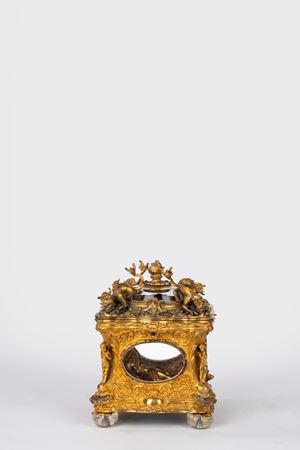 Raffinato scrigno in bronzo e vetro con piedini in cristallo di rocca. Francia, secolo XVIII