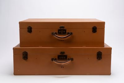 Set di due valigie, pelle con dettagli in ottone