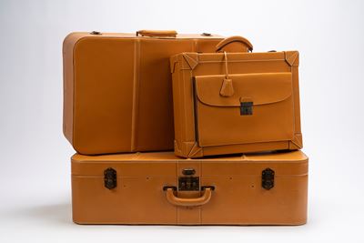 Set di valigie in pelle e 24 ore con dettagli in ottone e interno logato