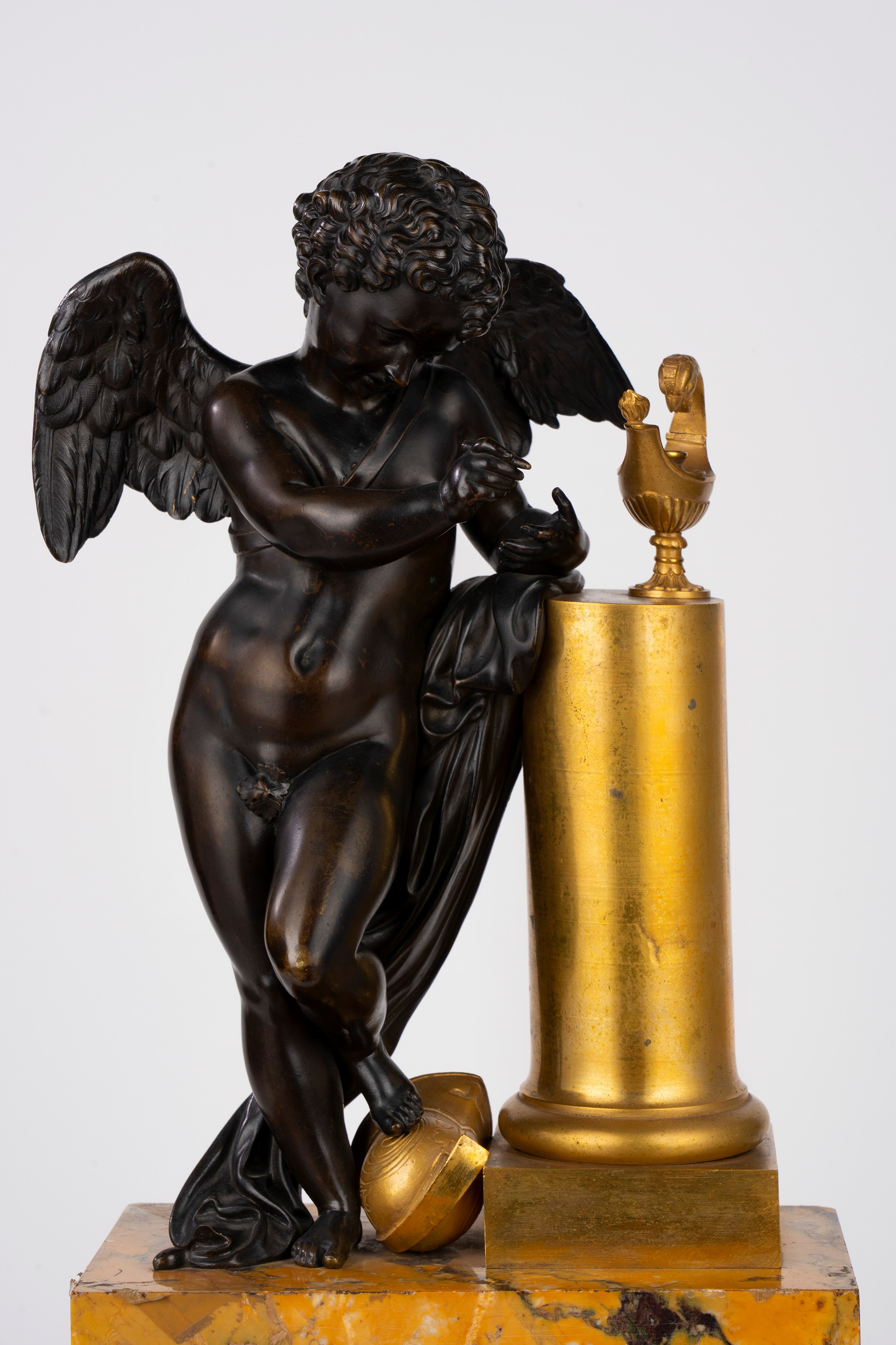 Orologio da appoggio in marmo giallo di Siena e bronzo dorato, Cupido, Francia, XIX secolo
