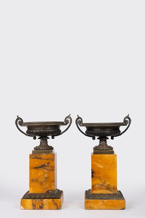 Coppia di alzate in bronzo su basi in marmo giallo di Siena. Secolo XIX 