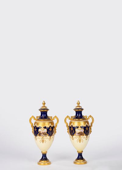 Coalport, Coppia di vasi a balaustro in porcellana con coperchio a fondo giallo e blu cobalto, fi...