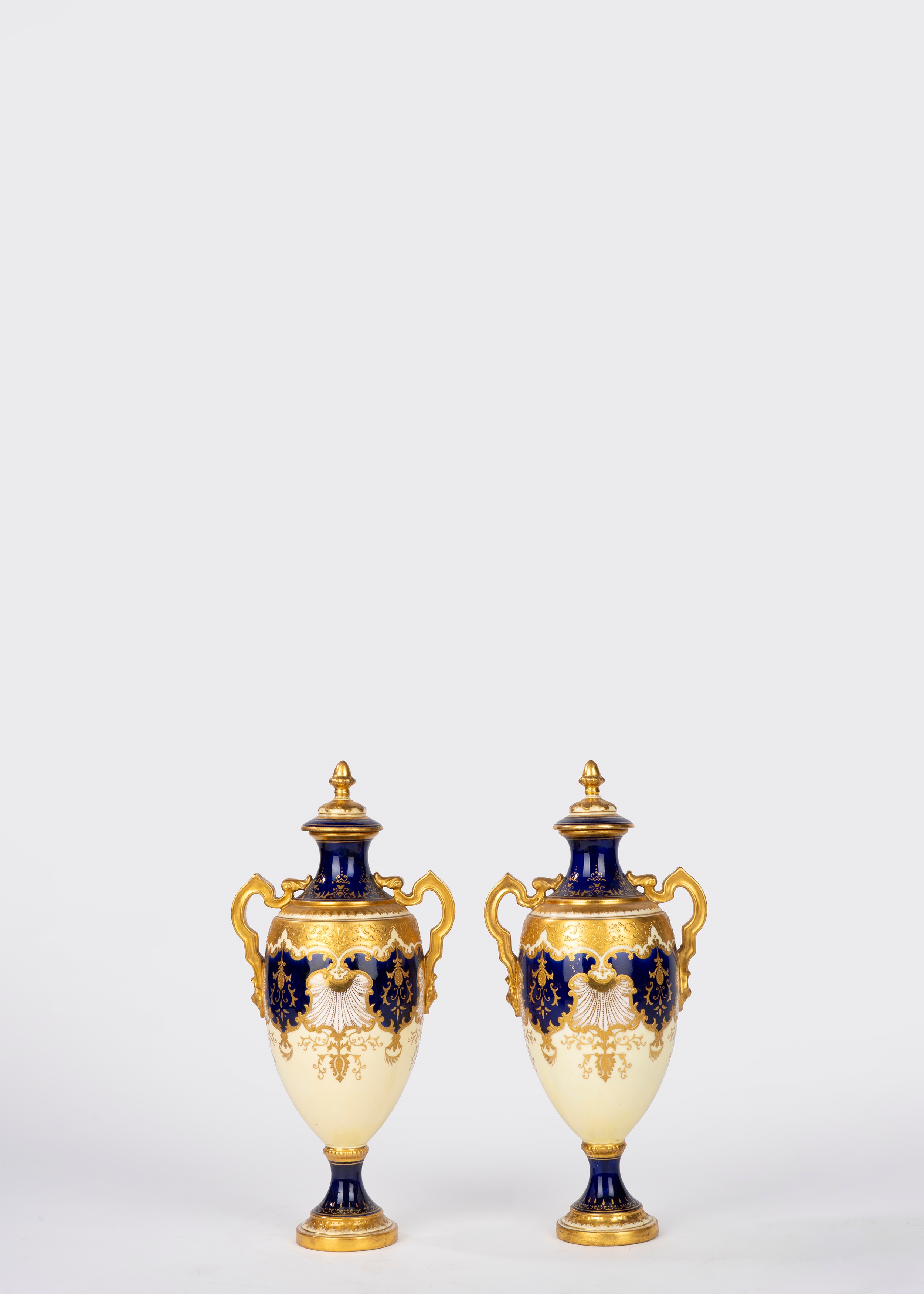 Coalport, Coppia di vasi a balaustro in porcellana con coperchio a fondo giallo e blu cobalto, fi...