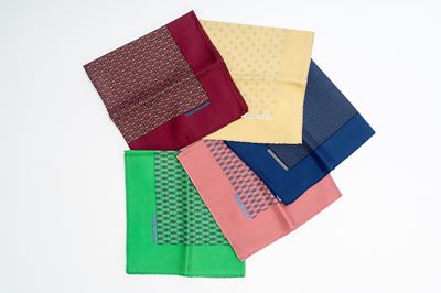 Lotto di cinque gavroche, twill di seta, disegni policromi