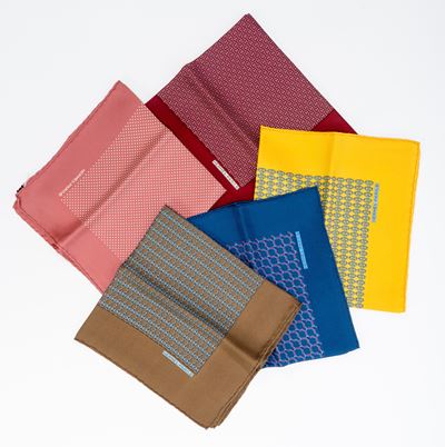 Lotto di cinque gavroche in twill di seta, 42 x 42 cm