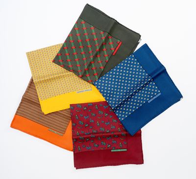 Lotto di cinque gavroche in twill di seta, cm 42 x 42