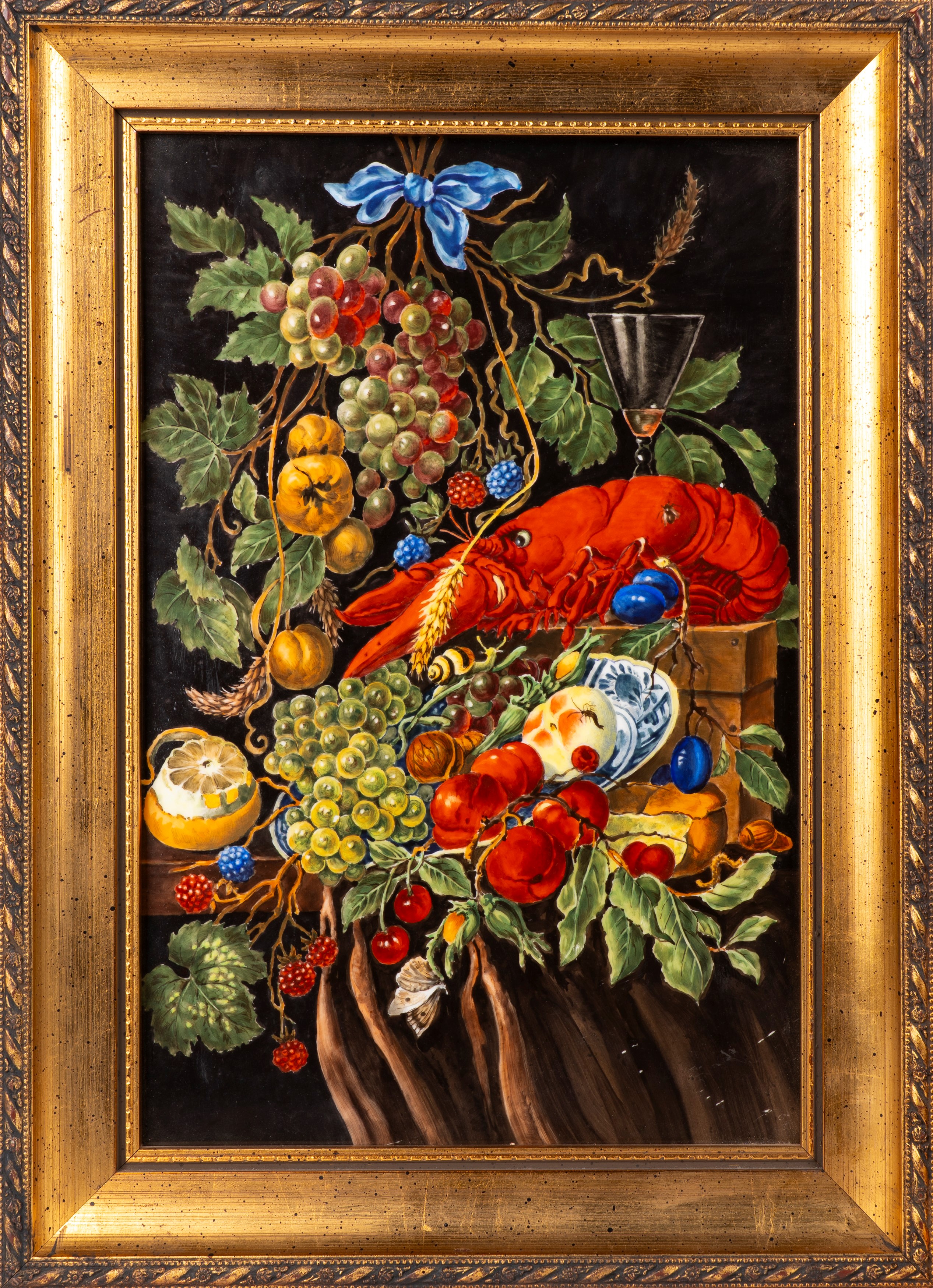 Due placche in lavagna con composizioni di aragoste e frutta, cm 27,5 x 21,5 e cm 30 x 20
