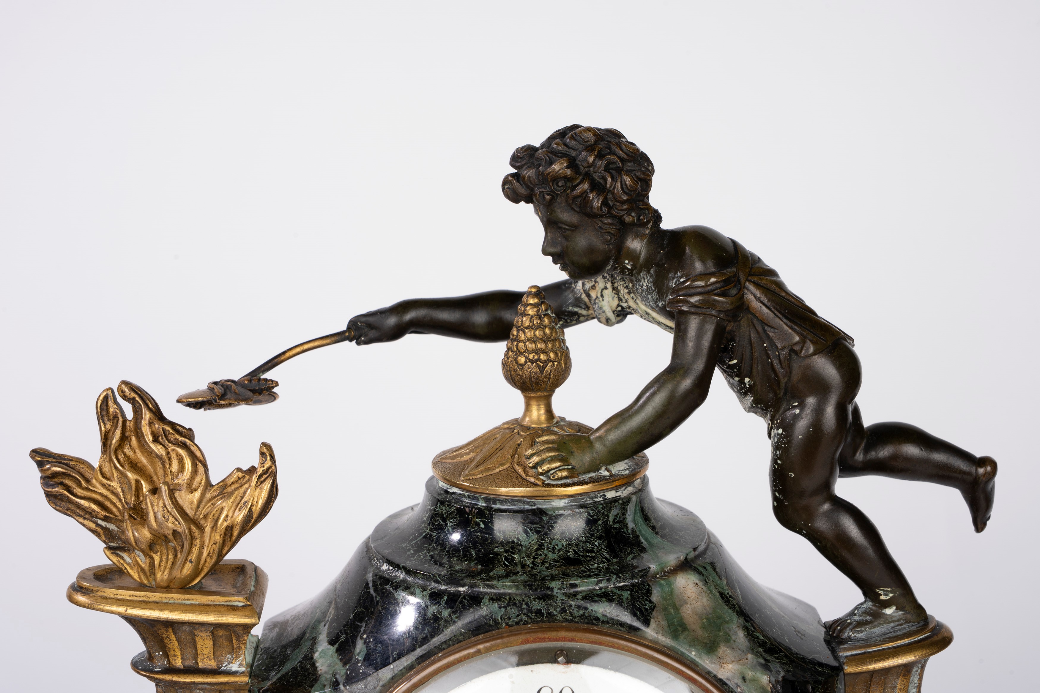 Trittico da camino Napoleone III, orologio in marmo verde e bronzo dorato e patinato, Francia, XI...