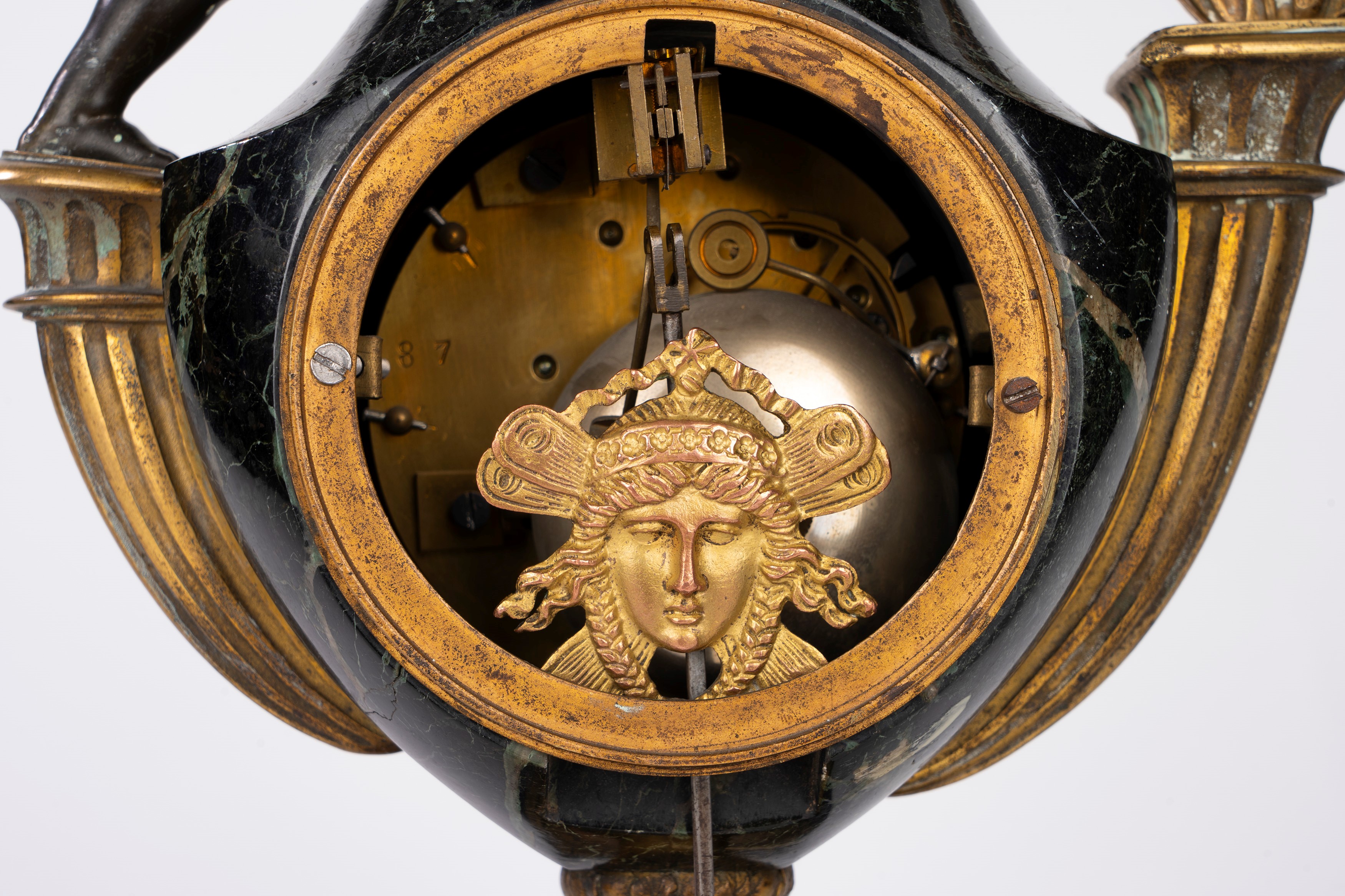 Trittico da camino Napoleone III, orologio in marmo verde e bronzo dorato e patinato, Francia, XI...