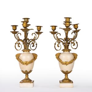 Coppia di candelabri in marmo bianco e bronzo dorato. Secolo XIX