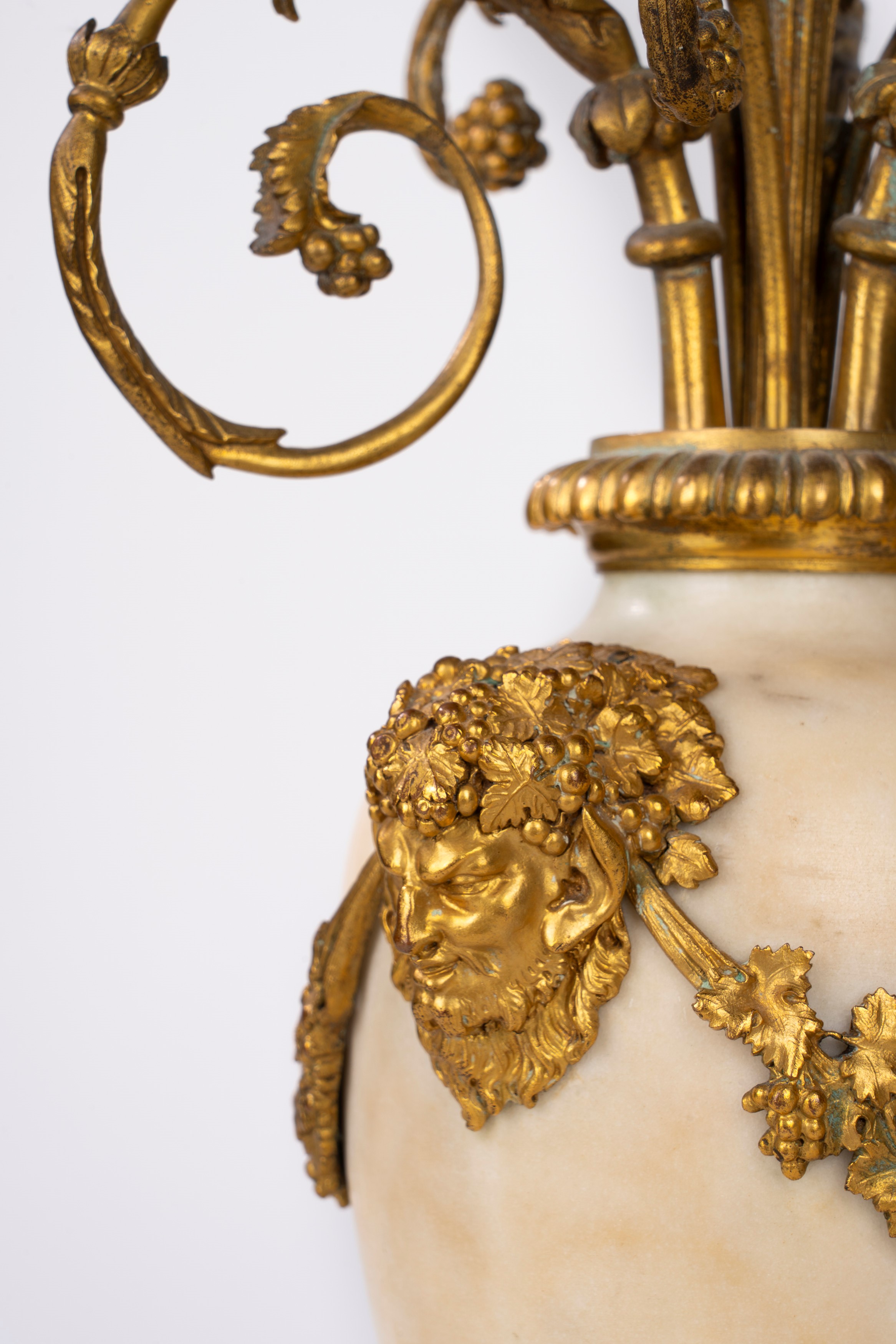 Coppia di candelabri in marmo bianco e bronzo dorato, Secolo XIX