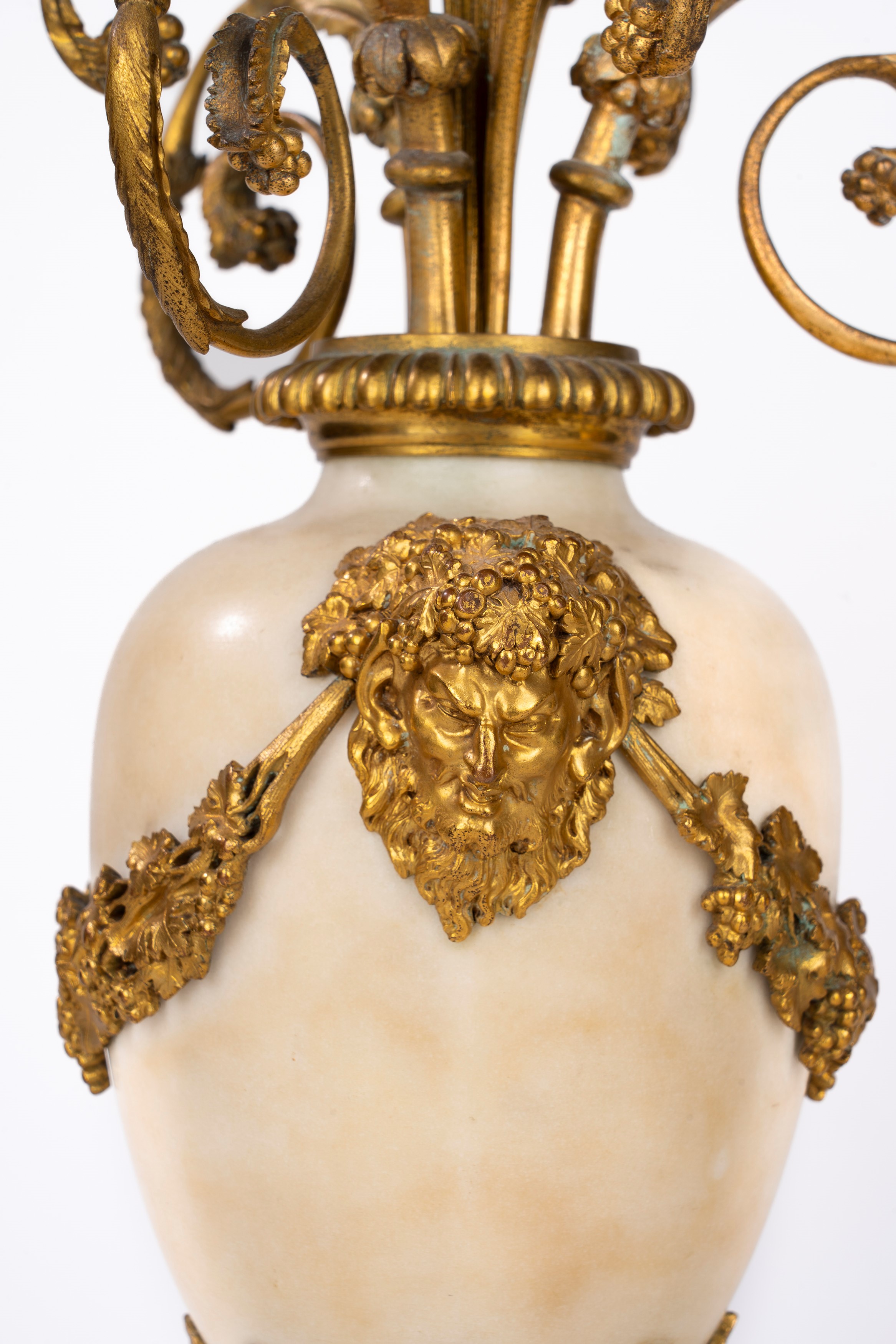 Coppia di candelabri in marmo bianco e bronzo dorato, Secolo XIX