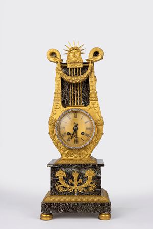 Pendola a lira in marmo verde e bronzo dorato. Francia, fine secolo XIX