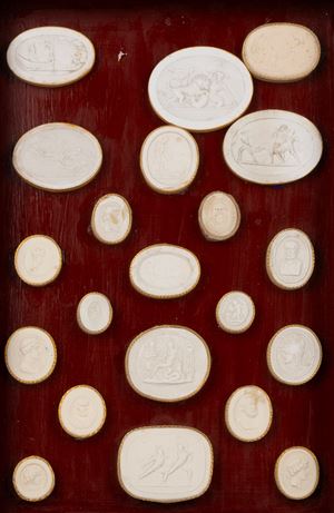 Collezione di calchi in gesso per cammei, entro cornice. Secolo XIX