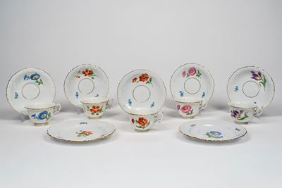 Cinque Tazze con Piattino e Due Piattini da Dolce in Porcellana Decorata a Fiori. Meissen, Fine S...