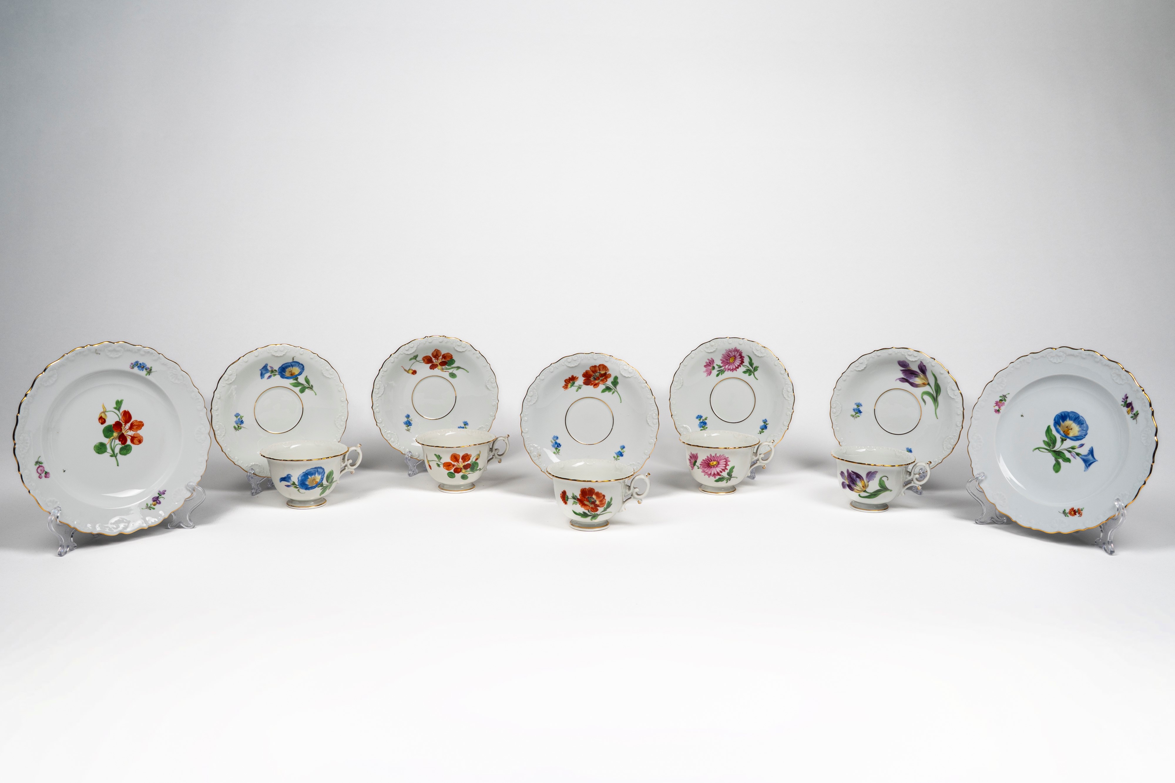 Cinque Tazze con Piattino e Due Piattini da Dolce in Porcellana Decorata a Fiori. Meissen, Fine S...