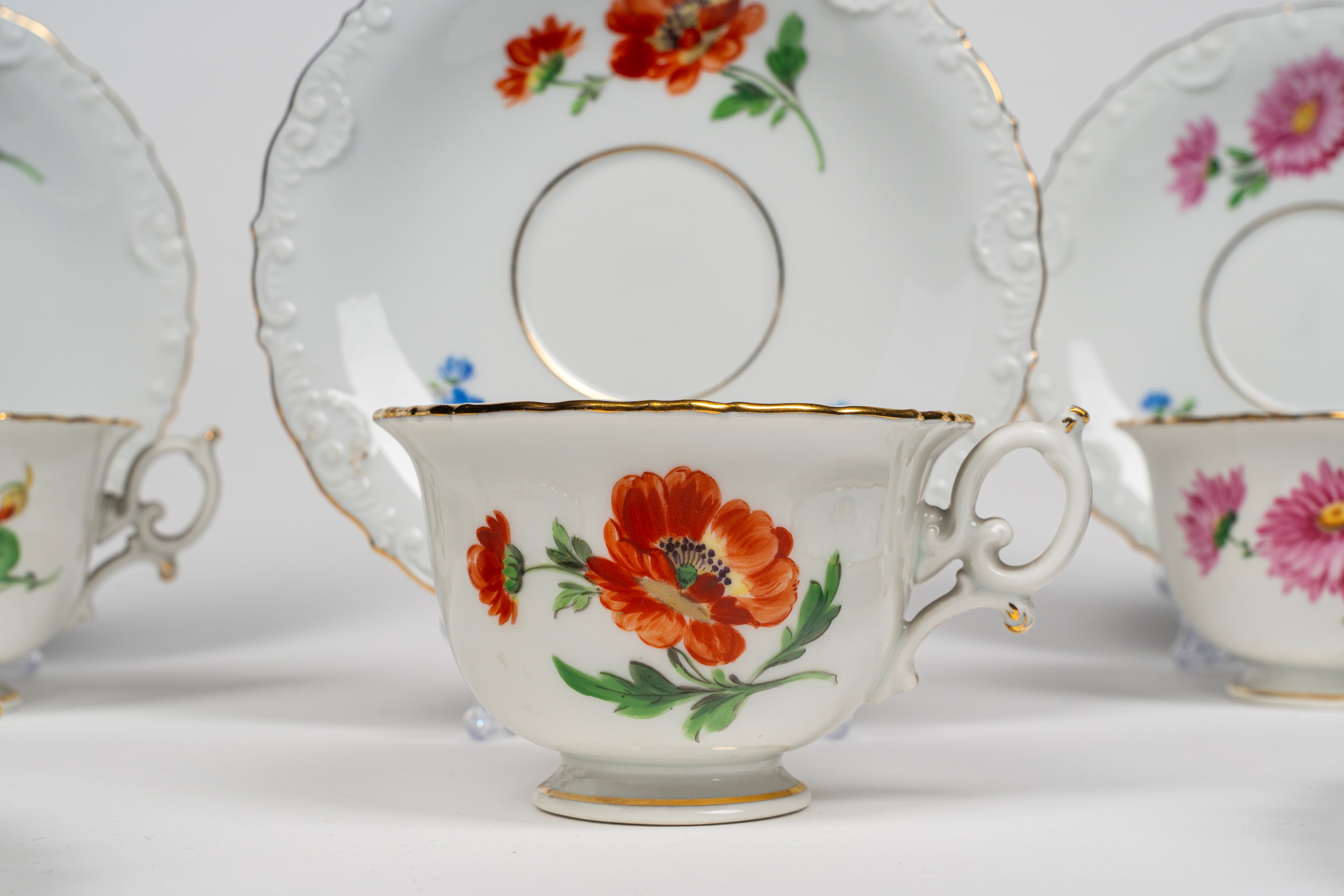 Cinque Tazze con Piattino e Due Piattini da Dolce in Porcellana Decorata a Fiori. Meissen, Fine S...