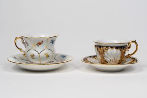 Due tazze con piatto in porcellana policroma e dorata. Meissen, secolo XIX