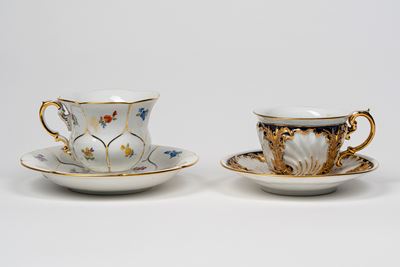 Meissen, Due tazze con piatto in porcellana policroma e dorata (secolo XIX)