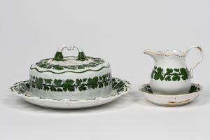 Una burriera con coperchio e una lattiera con piattino in porcellana con decoro a tralci di vite. Meissen, fine secolo XIX/XX