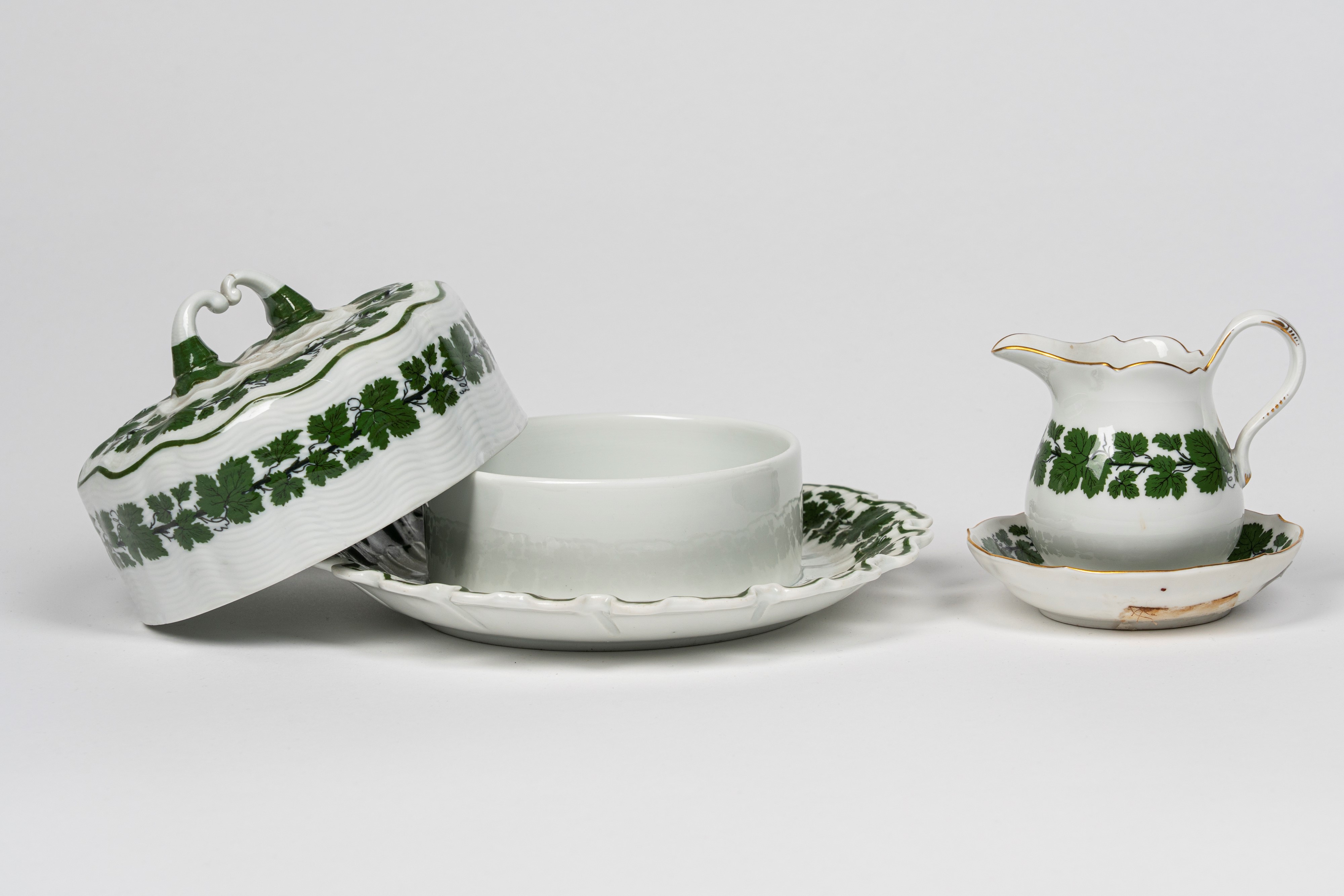 Meissen, Burriera con coperchio e lattiera con piattino in porcellana a decoro a tralci di vite, ...