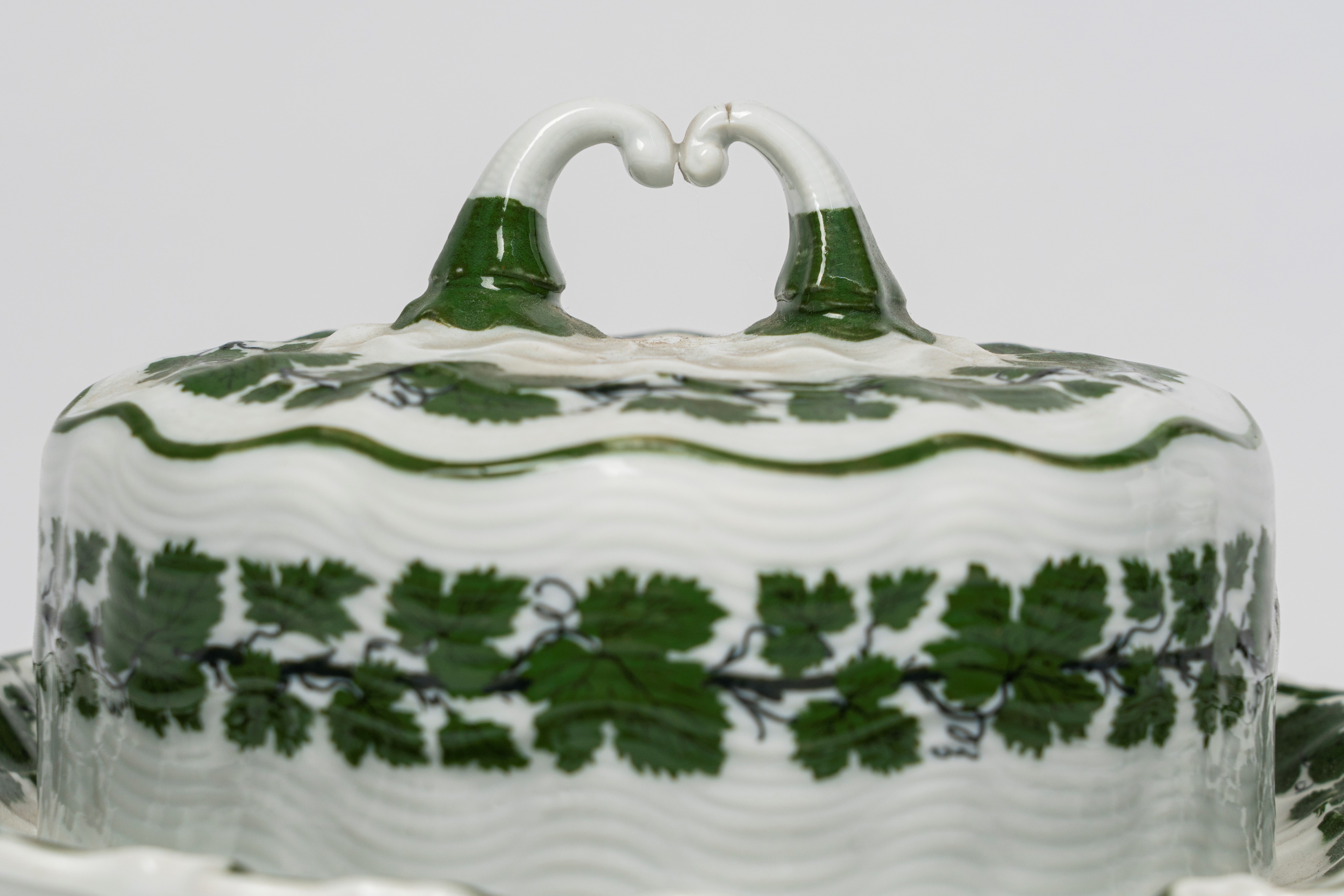 Meissen, Burriera con coperchio e lattiera con piattino in porcellana a decoro a tralci di vite, ...