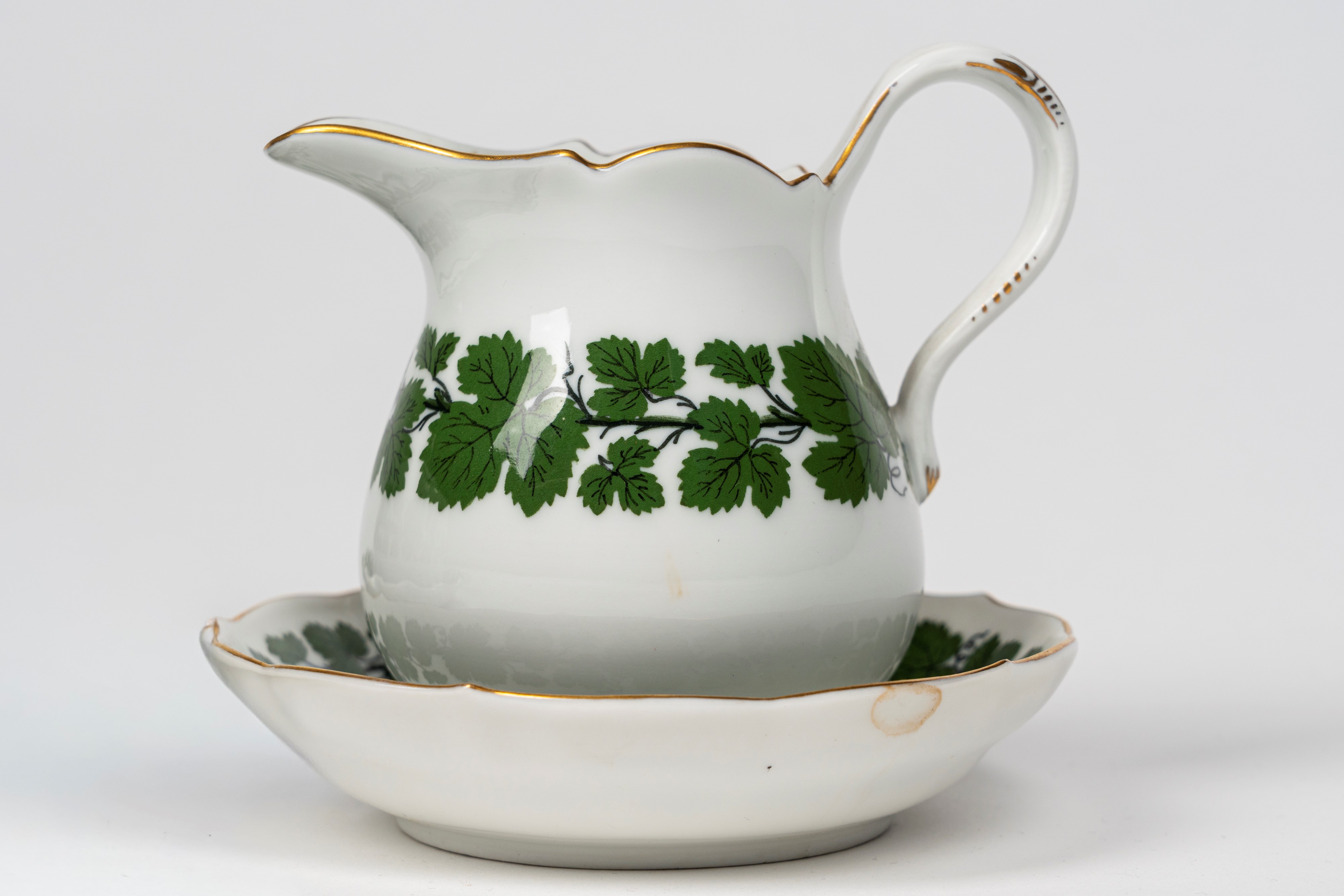 Meissen, Burriera con coperchio e lattiera con piattino in porcellana a decoro a tralci di vite, ...