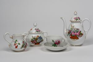 Lotto composto da caffettiera, zuccheriera, lattiera e tazza con piatto in porcellana policroma. Manifatture differenti, fine secolo XIX