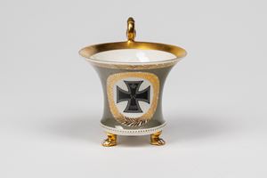 Tazza in porcellana policroma e dorata. Manifattura KPM, Berlino